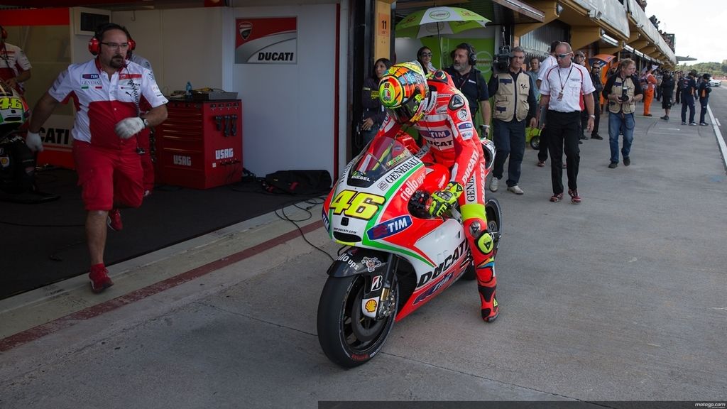 Rossi llega a su box tras la clasificación en Cheste