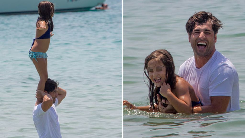 ¡Ya están en Ibiza! ¿Por qué Bustamante se baña con camiseta y toma el sol sin ella?