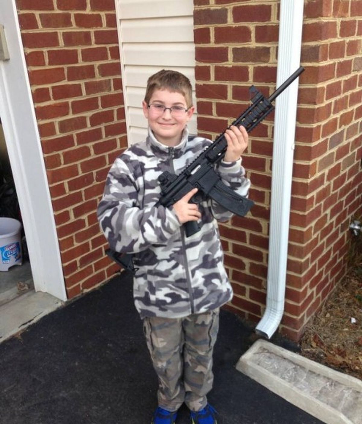 Un niño armado y vestido de camuflaje desata la alarma en Facebook