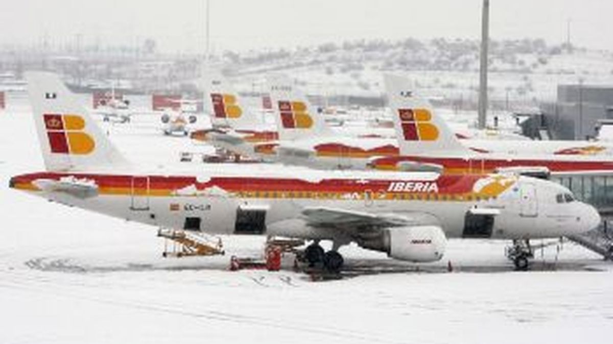 Varios aviones de Iberia paralizados por la nieve. Foto: EFE