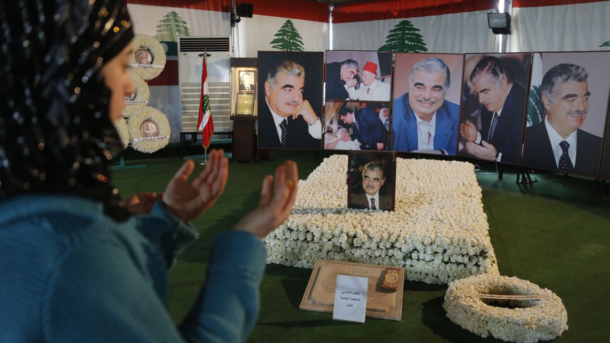 Una mujer llora en la tumba de Rafik Hariri