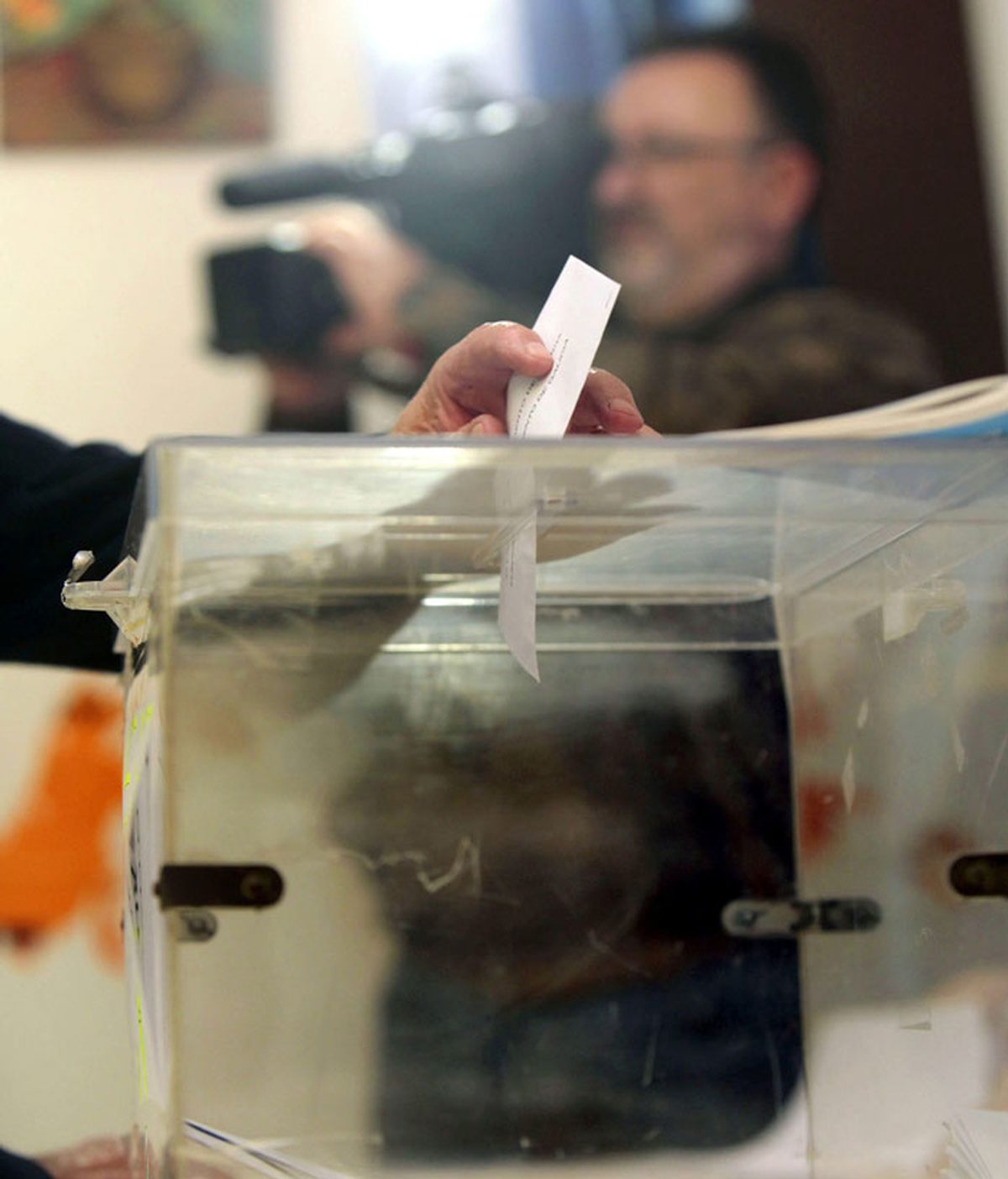 Una mujer ejerce su derecho al voto para las elecciones gallegas en la mesa electoral situada en la Asociación de Vecinos de O Castrillón, A Coruña