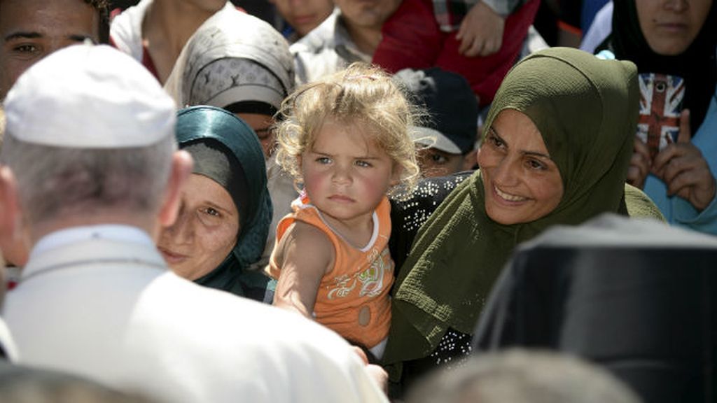 Refugiados dan la bienvenida al Papa en Lesbos