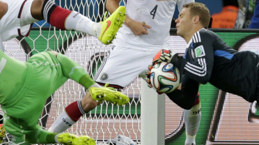 Neuer fue uno de los mejores del partido y sacó balones de todos los colores