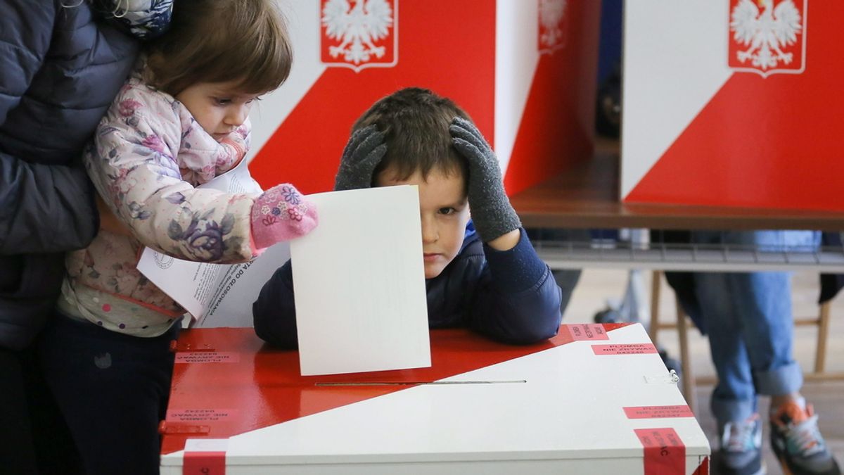 Una mujer vota junto a sus hijos en Varsovia