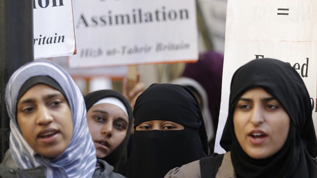 Protesta a favor del velo islámico en los lugares públicos en Francia