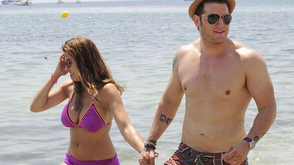 La pareja se dedicó arrumacos en el agua
