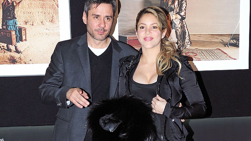 Shakira luce escote en su primera aparición