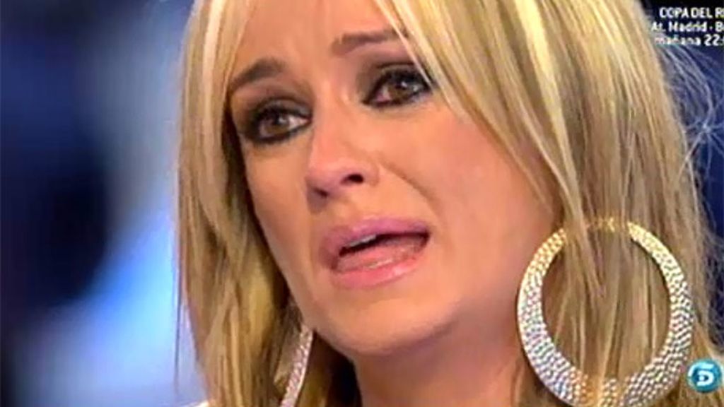 Verónica, la madre de José María, le ha entregado a La Húngara una camiseta con la foto de su hijo