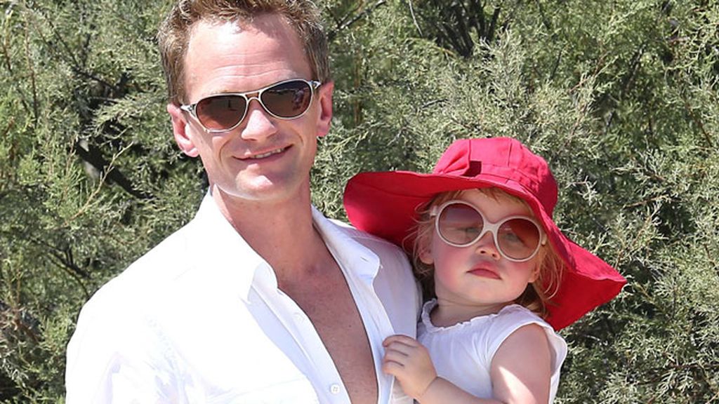 Neil Patrick Harris y su hija Harper Grace en Saint Tropez