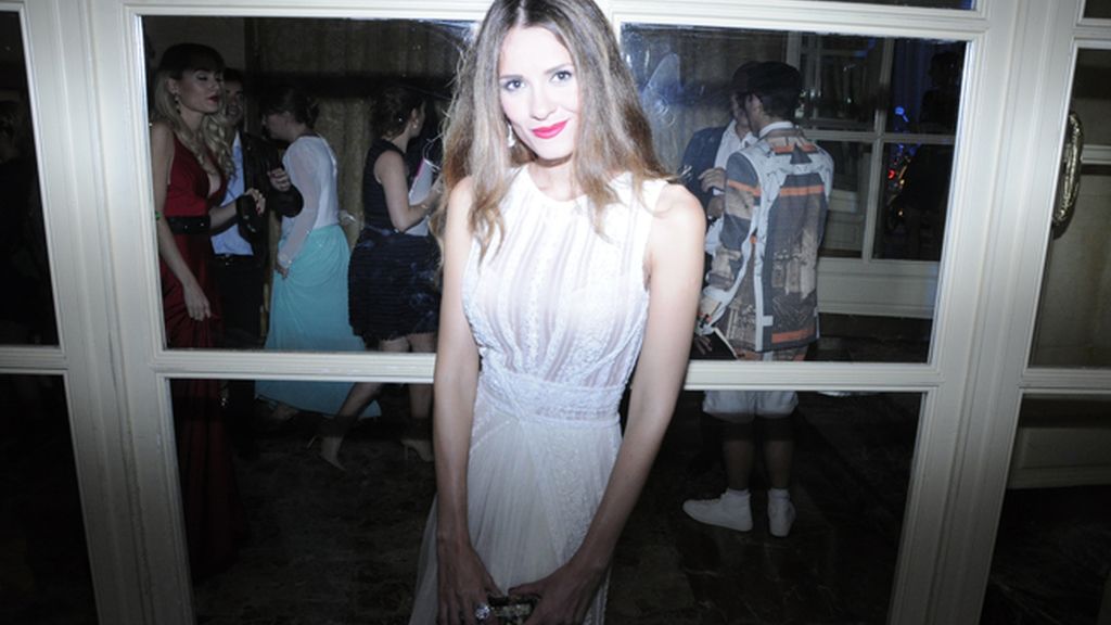 La actriz Elena Ballesteros radiante vestida de Santos Costuras