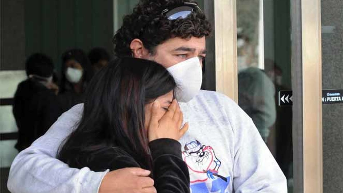 Una pareja con máscaras protectoras para evitar la infección por el virus de la gripe AH1N1 en un hospital público en Buenos Aires