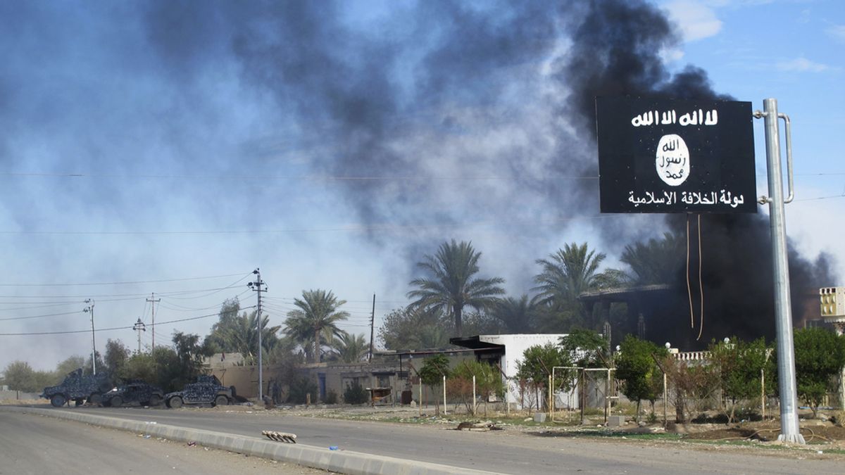 Una bandera del Estado Islámico ondera a la entrada de una localidad iraquí