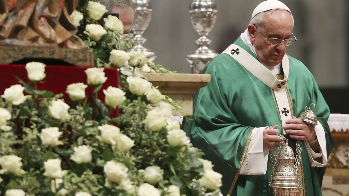 El Papa pide a los cardenales que no se aíslen "en una casta" y que acojan a los marginados sin condenas