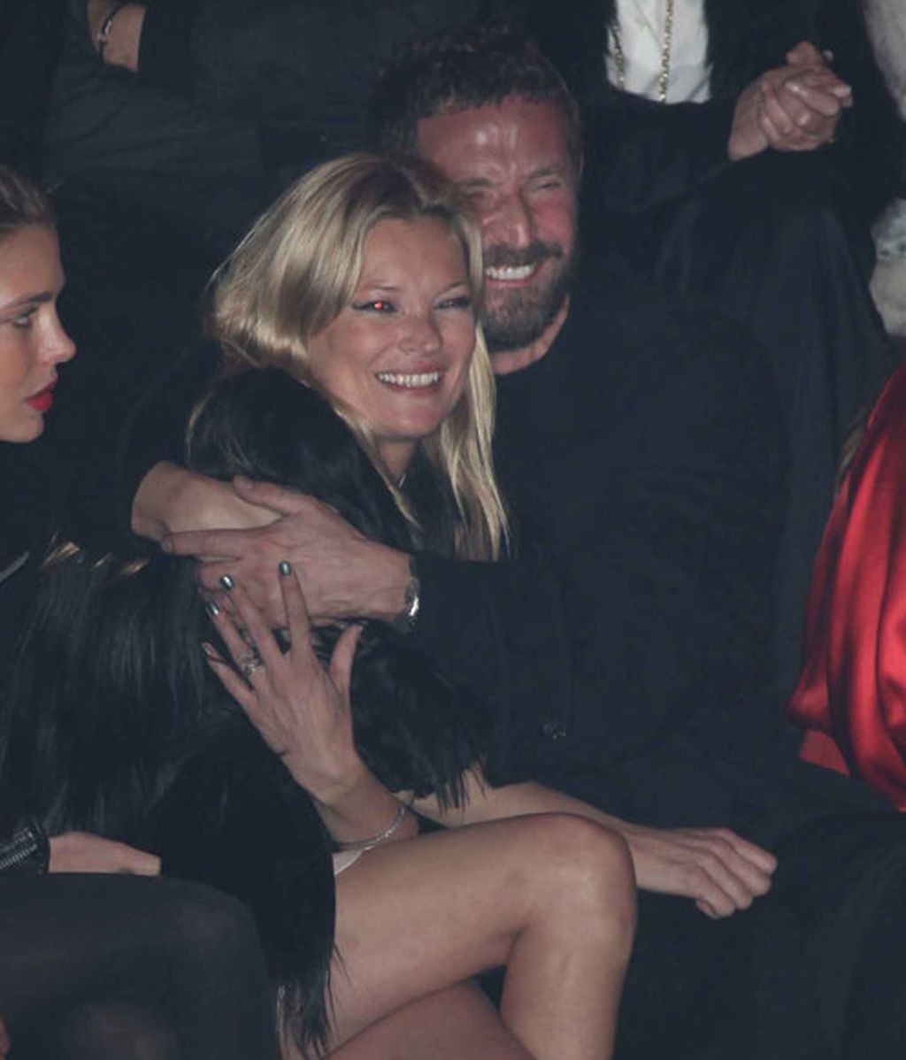 Carlota Casiraghi y Kate Moss, de risas en el desfile parisino de Etam