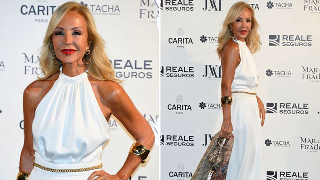 Carmen Lomana, blanco para el vestido y dorado para los complementos