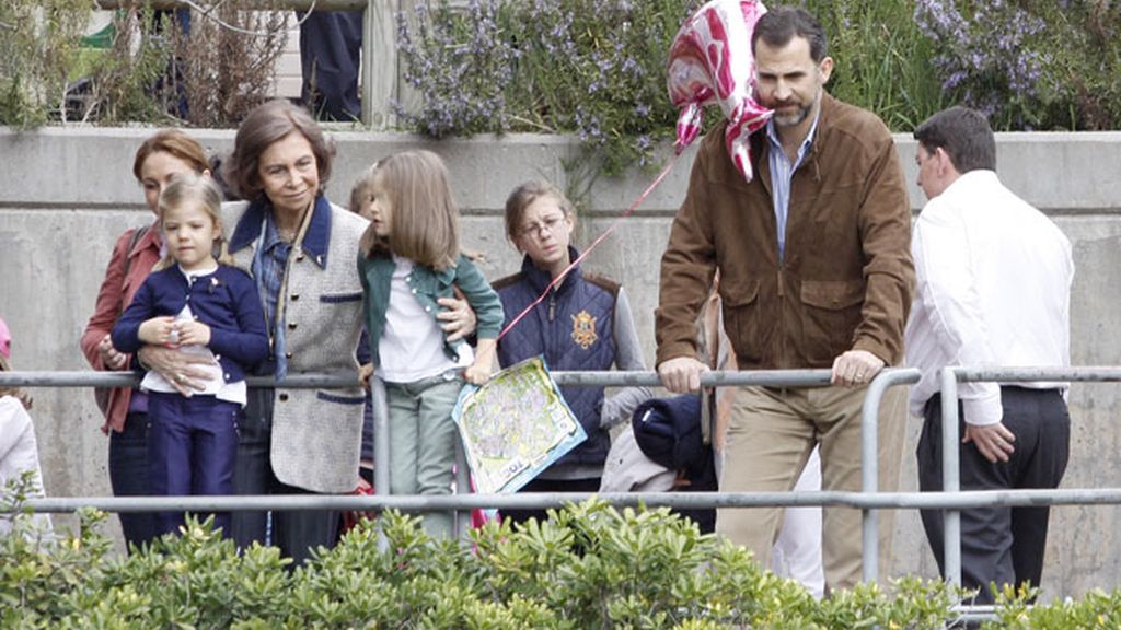 La reina, los príncipes de Asturias y las infantas visitan el zoo de Madrid