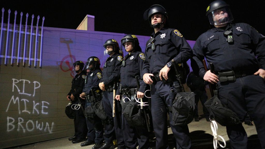 Decenas de detenidos y edificios en llamas