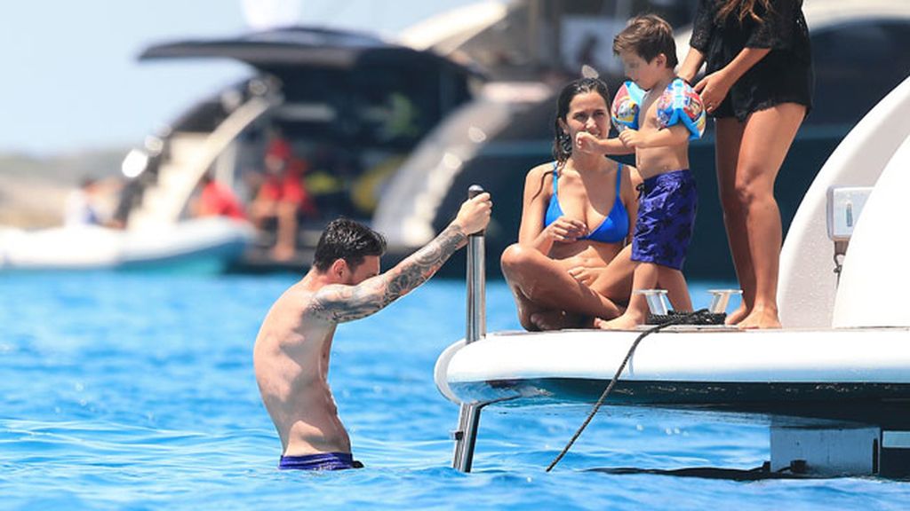 Bañador de tortugas a juego con su hijo y yate en Ibiza: las vacaciones de Messi