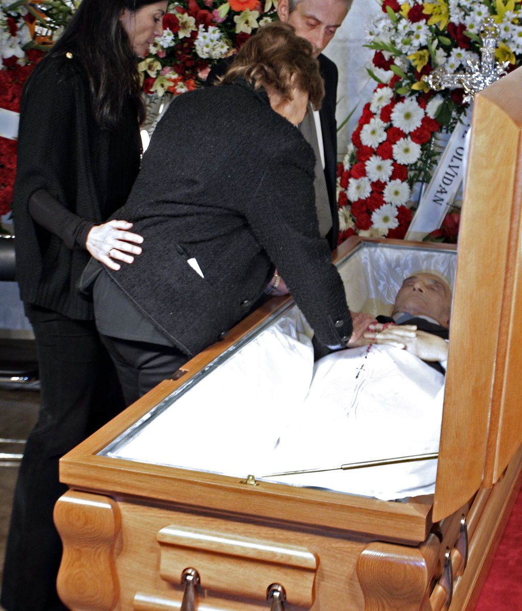 Isabel Páez se despide de su marido en la capilla ardiente