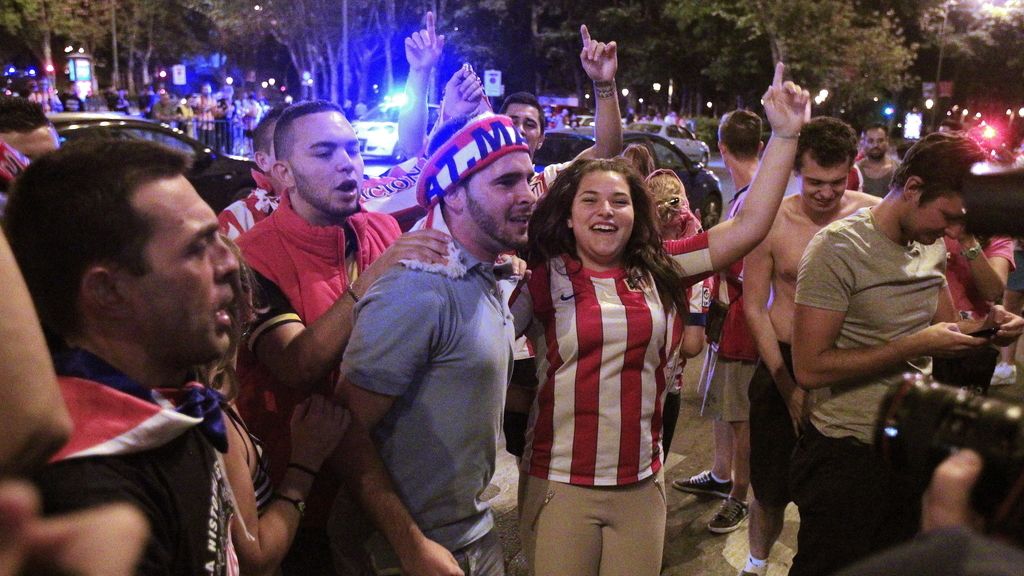 Los aficionados atléticos celebran la victoria de la Supercopa de España
