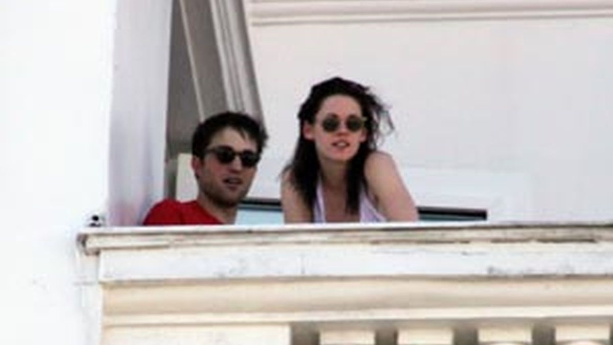 Kristen y Robert  en el balcón de su hotel en Brasil