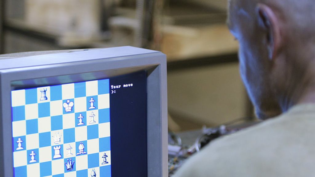 Locke juega una partida de ajedrez