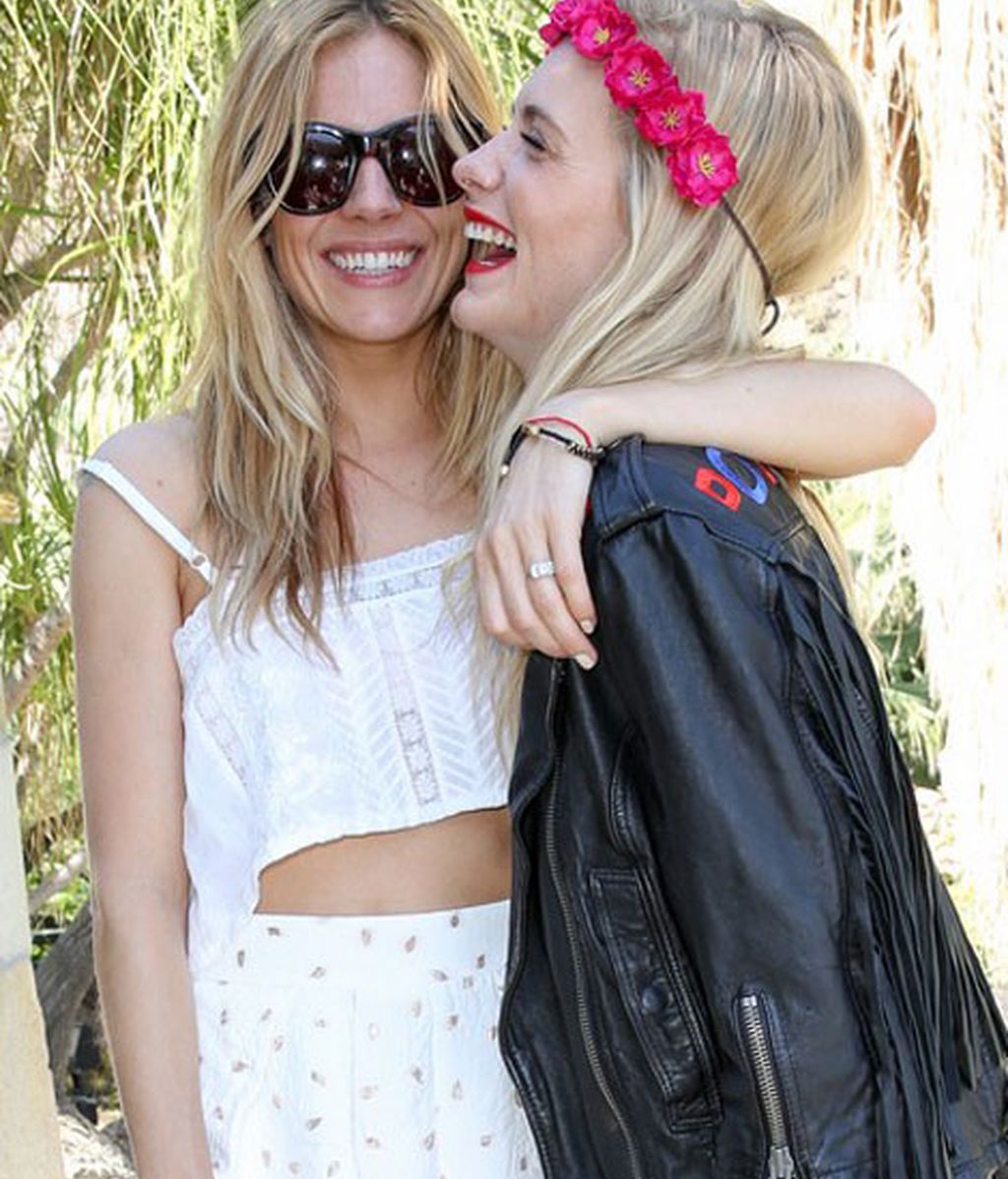 Sienna Miller y Poppy Delevingne (con tocado de flores), dos asiduas festivaleras
