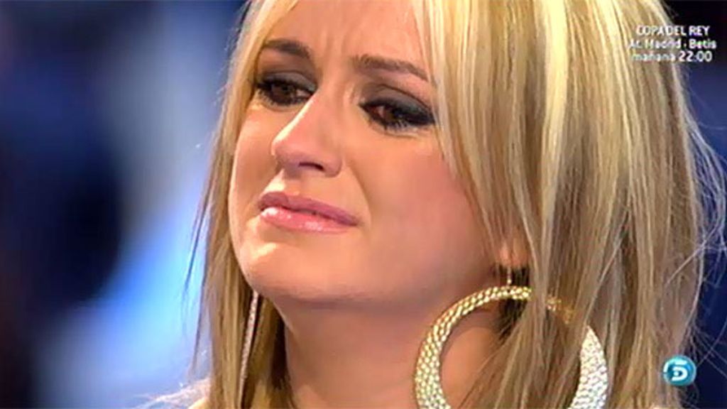 Verónica, la madre de José María, le ha entregado a La Húngara una camiseta con la foto de su hijo