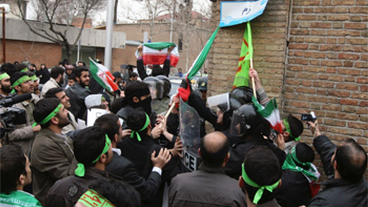 Un centenar de estudiantes iraníes atacan la Embajada de Italia en Teherán