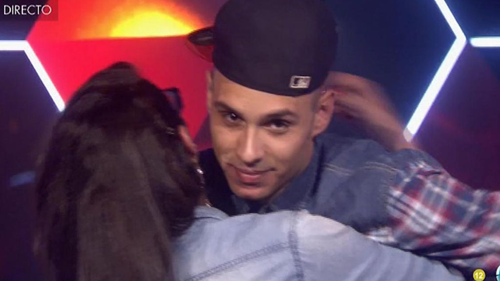 La despedida de Omar y Lucía, beso a beso