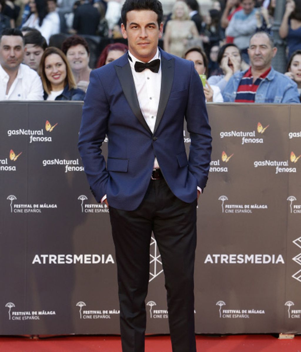 Mario Casas de azul y negro para presentar 'Toro'