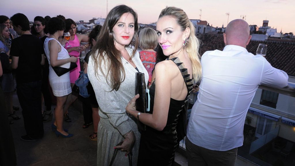 María Arcas, con un conjunto vintage y pendientes de Dior, y Clara Courel, de Versace y con pendientes de Anton Heunis