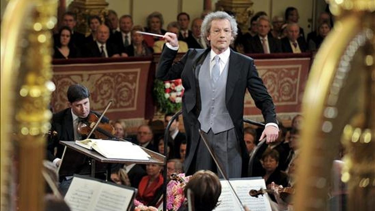 El maestro austríaco Franz Welser-Möst, (c), dirige a la Filarmónica de Viena durante el célebre Concierto de Año Nuevo, en Viena, Austria. EFE