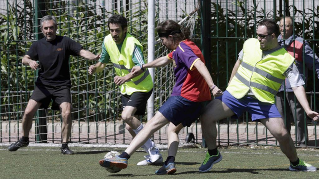 Pablo Iglesias juega al fútbol junto a compañeros de Podemos