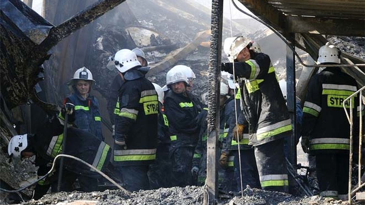 Los bomberos buscan entre los escombros del albergue