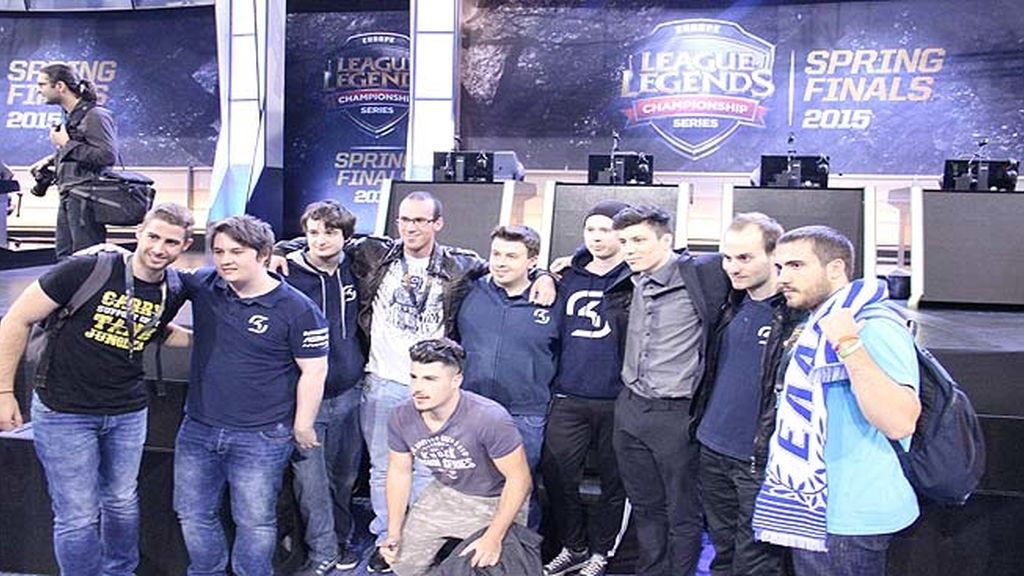 Miles de aficionados jalean a los equipos durante las finales de la 'LCS' en Madrid