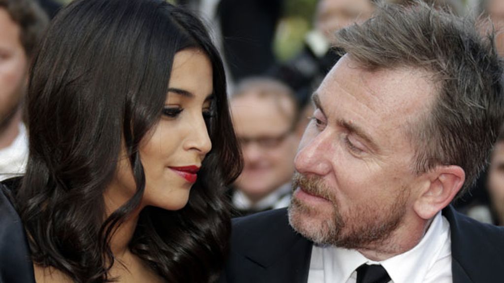Tim Roth y Leïla Bekhti