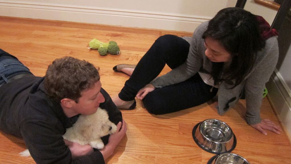 Zuckerberg tiene corazón y un perrito (del que es fan)
