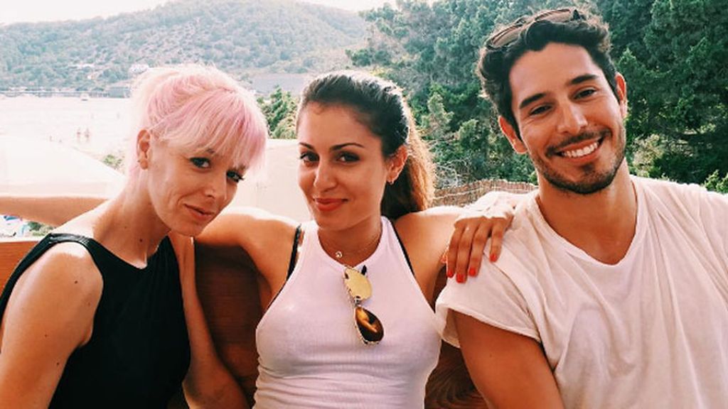 Piscina, chiringuito y amigos: el fiestón ibicenco de dos días por los 30 de Pelayo