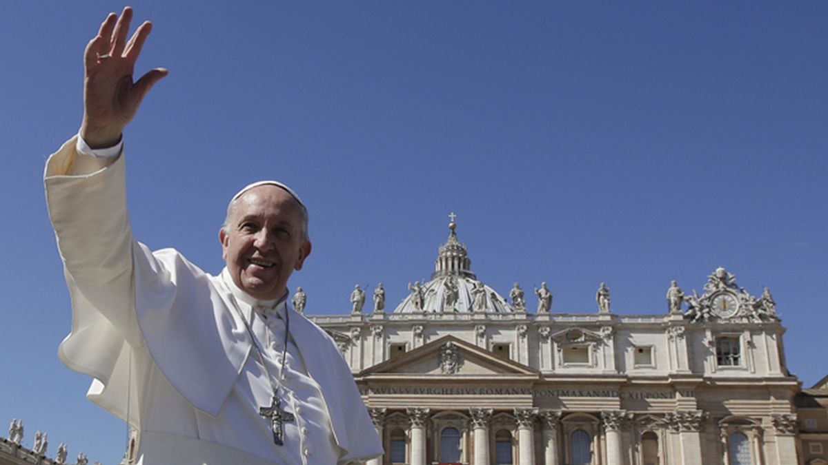 El Papa Francisco saluda en el comienzo de la Semana Santa