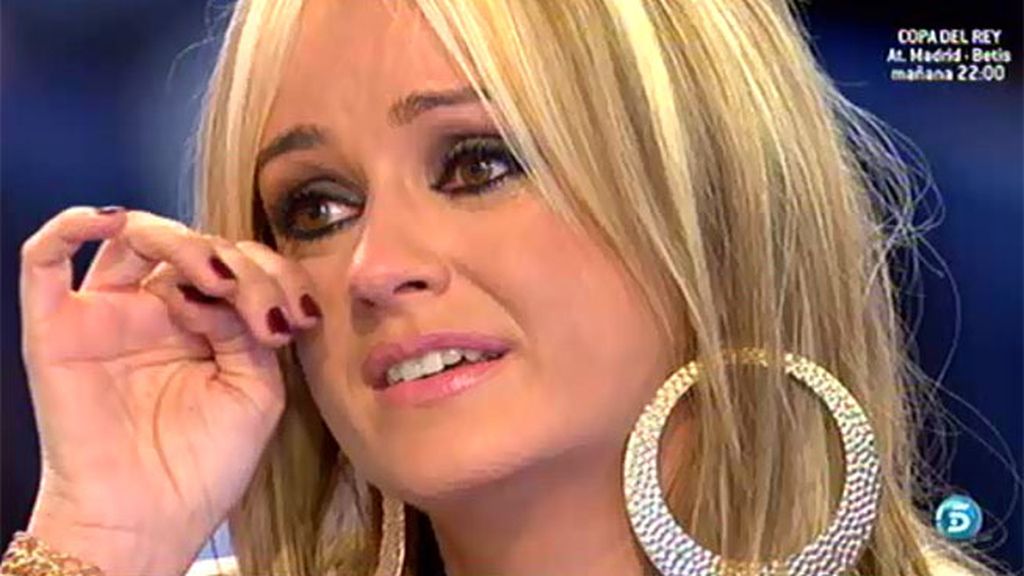 Verónica, la madre de José María, le ha entregado a La Húngara una camiseta con la foto de su hijo