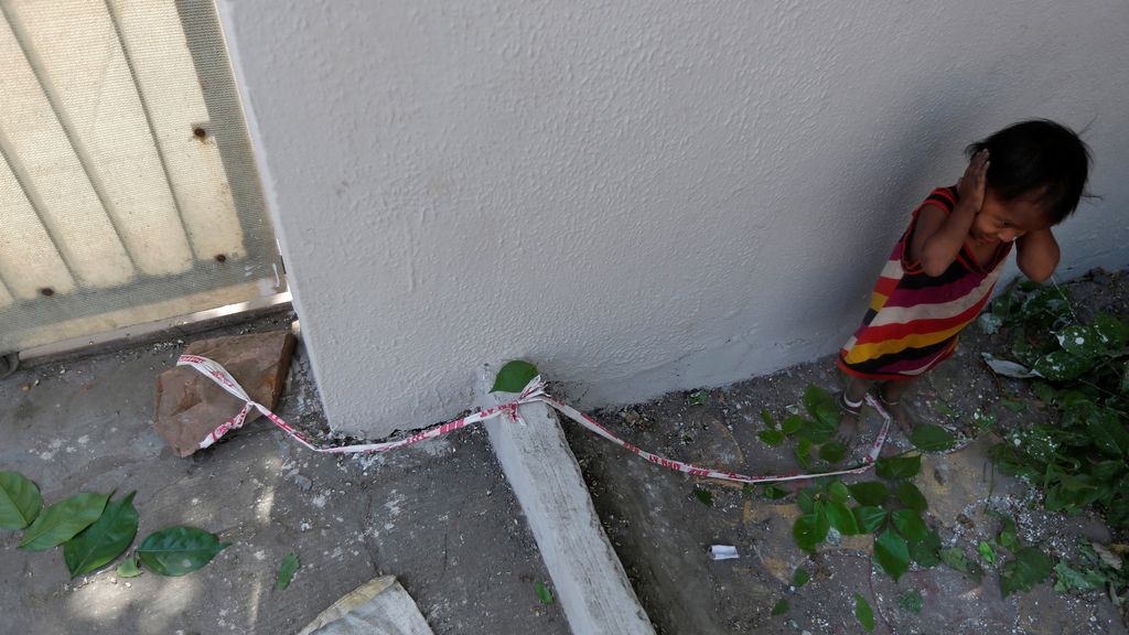 Con 15 meses de edad se pasa el día atada a una piedra