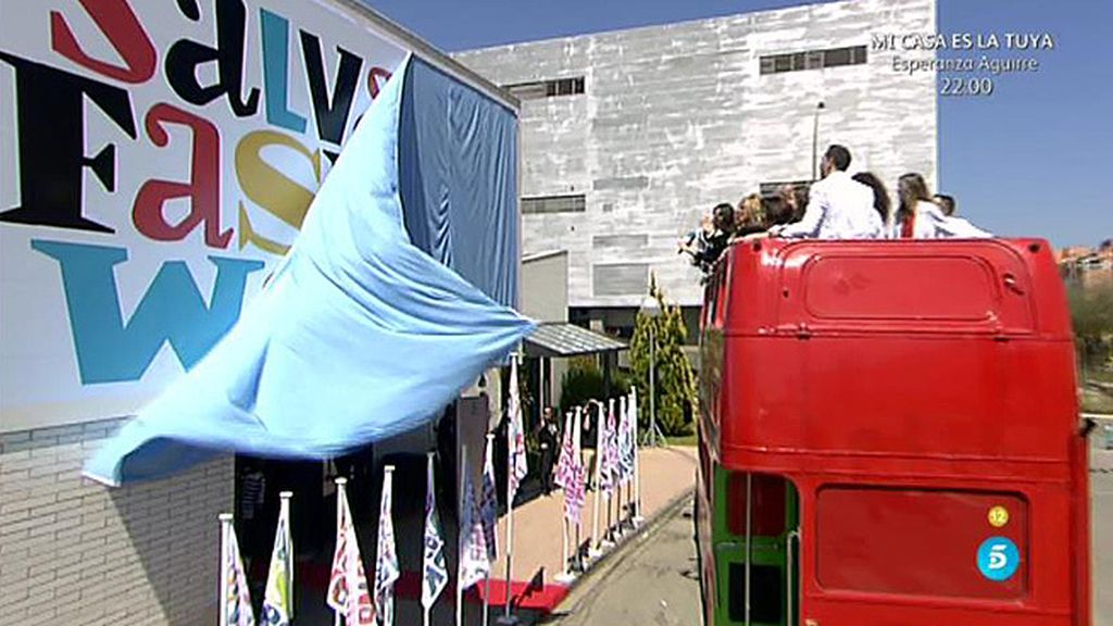 Los colaboradores de 'Sálvame' llegan a Telecinco en un bus de dos plantas