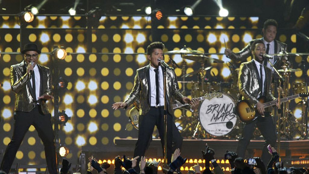 Kevin Costner y Hugh Jackman, bailan a ritmo de Bruno Mars en la Super Bowl