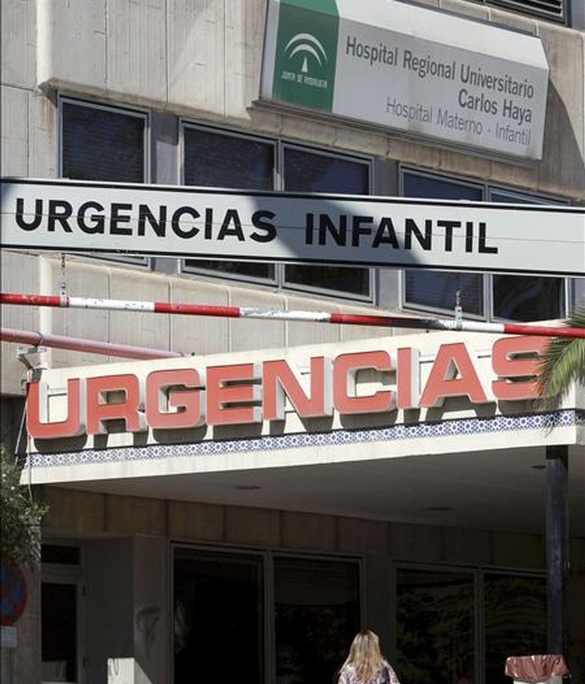 Una mujer accede al Hospital Materno Infantil, perteneciente al Hospital Regional Universitario Carlos Haya, donde permanece ingresado el bebé. EFE/Archivo