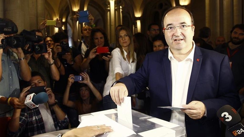 El candidato socialista Miguel Iceta vota