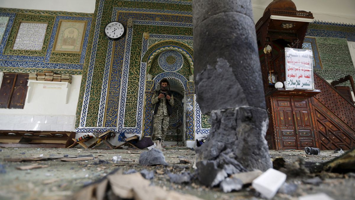 Mueren al menos 15 personas por una explosión en una mezquita de Saná (Yemen)