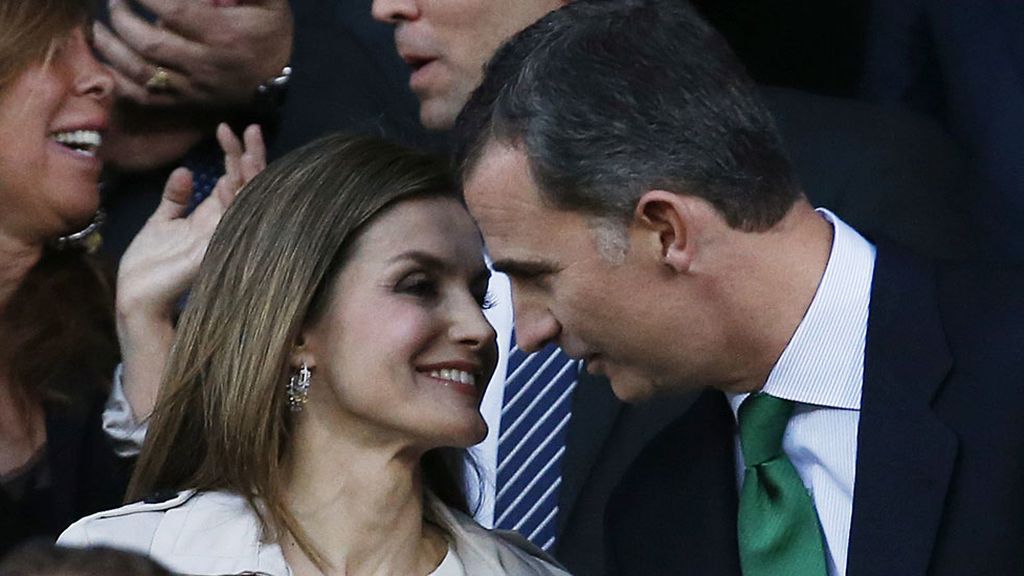 Felipe VI y Letizia, confidencias románticas en el palco