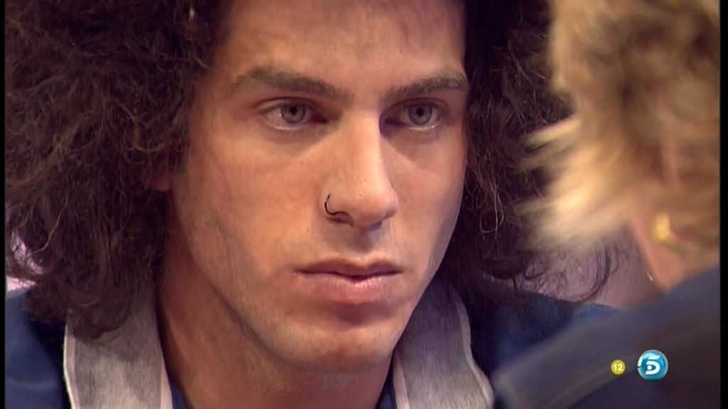 La presentadora desaloja el plató para quedarse sola con el 'pelocho'